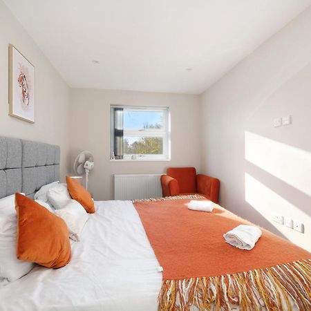Crown Place 2 & 3 Bedroom Luxury Apts With Parking In Shepperton By 360Stays ภายนอก รูปภาพ
