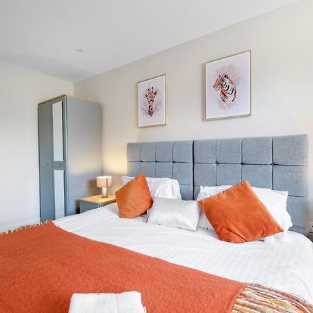 Crown Place 2 & 3 Bedroom Luxury Apts With Parking In Shepperton By 360Stays ภายนอก รูปภาพ
