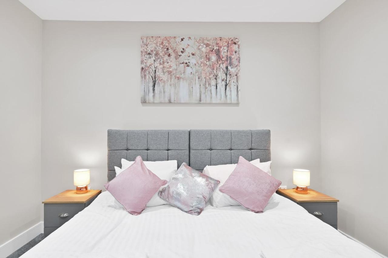 Crown Place 2 & 3 Bedroom Luxury Apts With Parking In Shepperton By 360Stays ภายนอก รูปภาพ