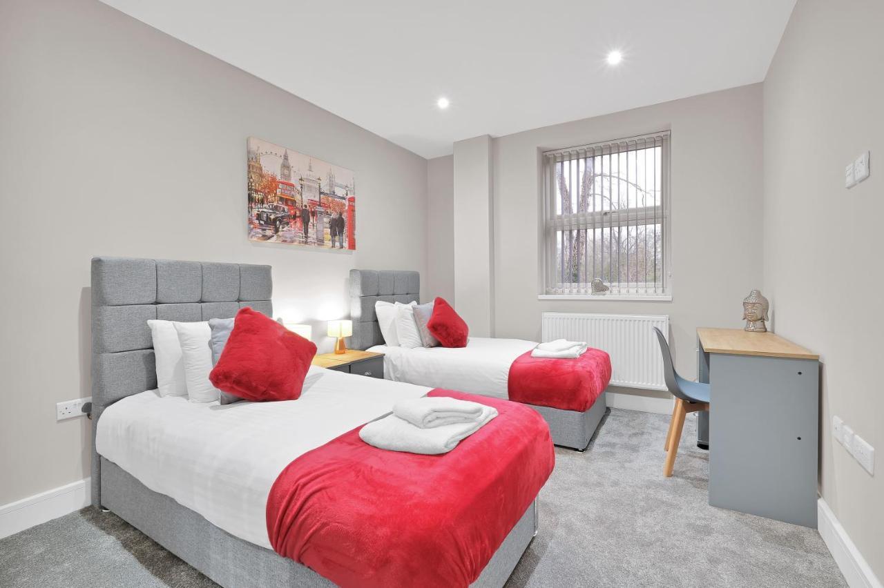 Crown Place 2 & 3 Bedroom Luxury Apts With Parking In Shepperton By 360Stays ภายนอก รูปภาพ