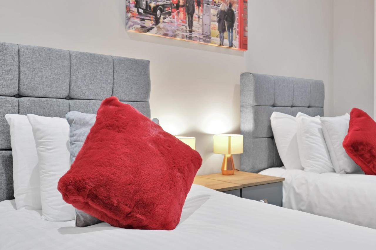 Crown Place 2 & 3 Bedroom Luxury Apts With Parking In Shepperton By 360Stays ภายนอก รูปภาพ
