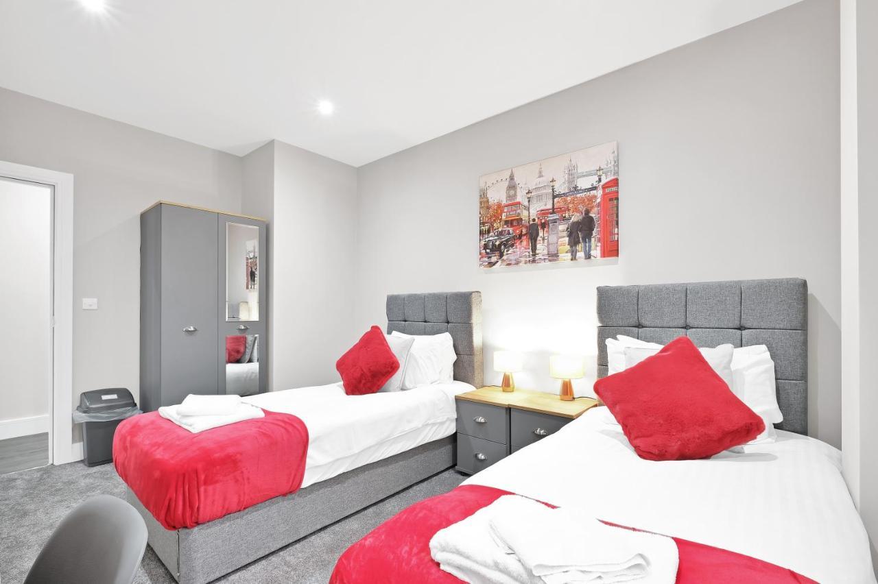 Crown Place 2 & 3 Bedroom Luxury Apts With Parking In Shepperton By 360Stays ภายนอก รูปภาพ
