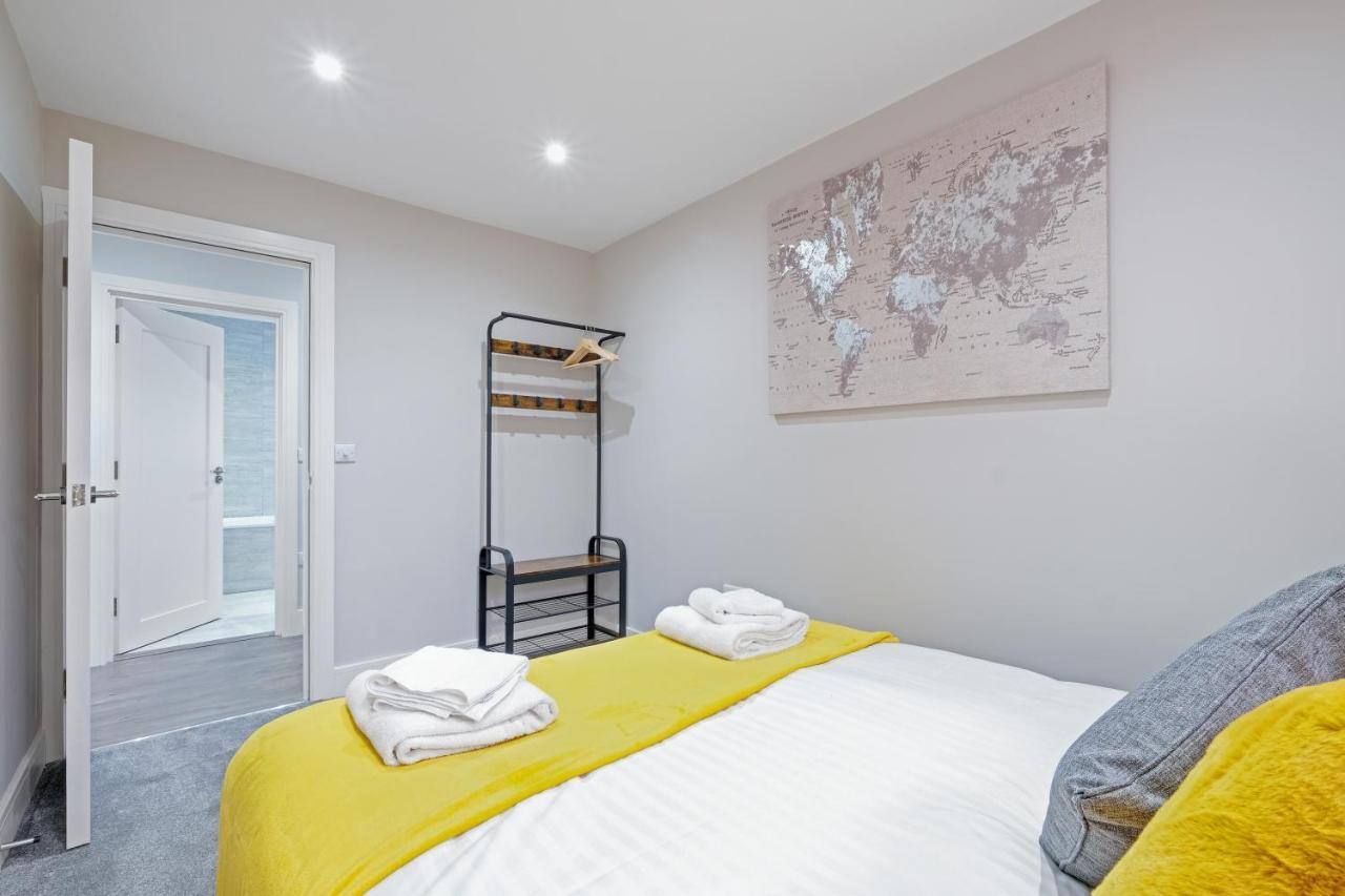 Crown Place 2 & 3 Bedroom Luxury Apts With Parking In Shepperton By 360Stays ภายนอก รูปภาพ
