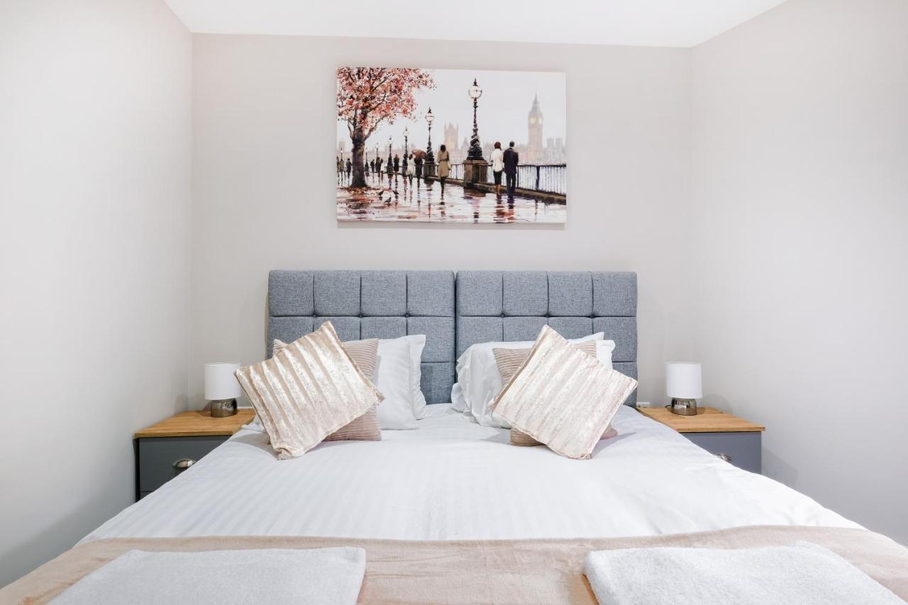 Crown Place 2 & 3 Bedroom Luxury Apts With Parking In Shepperton By 360Stays ภายนอก รูปภาพ