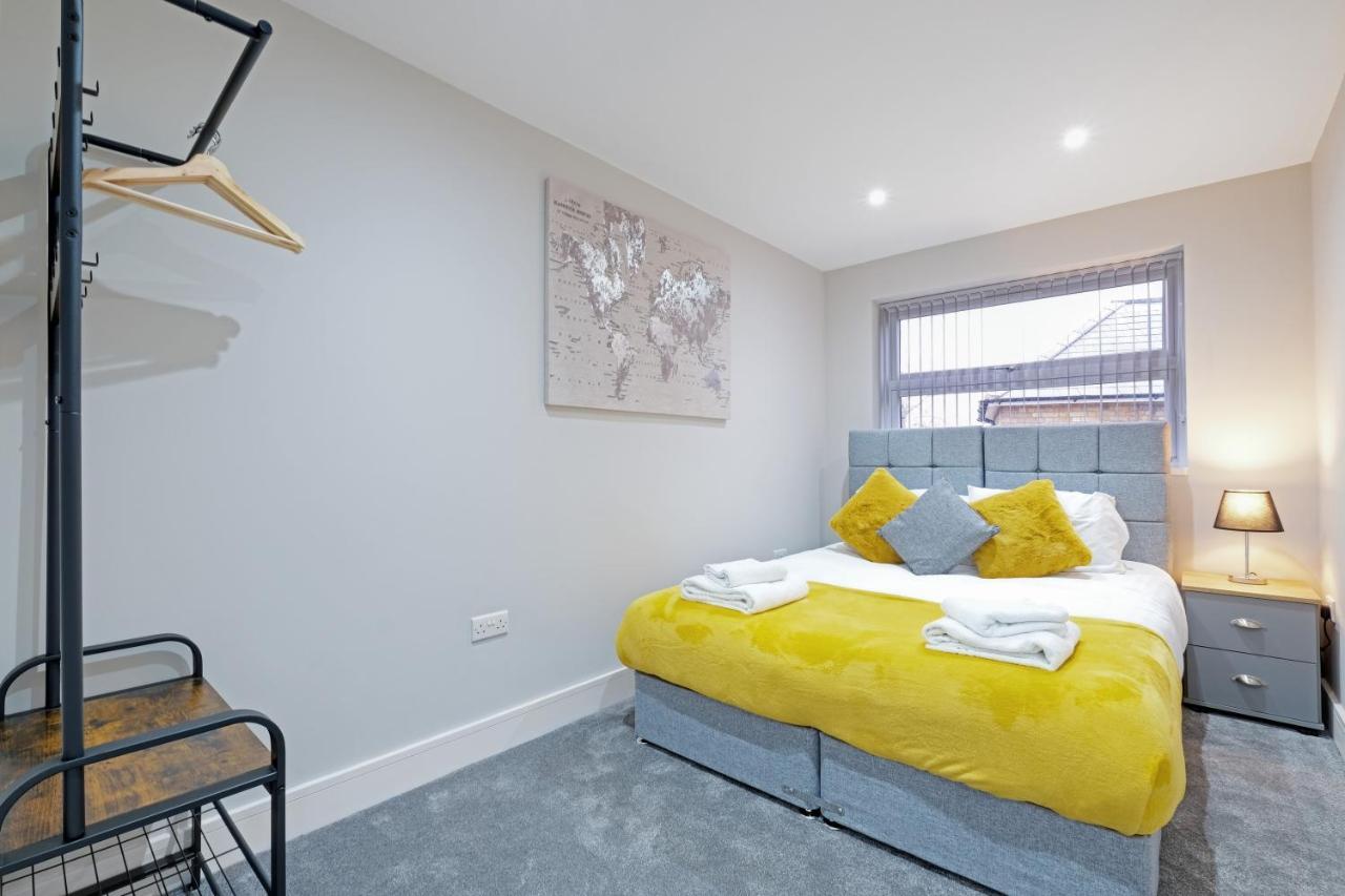 Crown Place 2 & 3 Bedroom Luxury Apts With Parking In Shepperton By 360Stays ภายนอก รูปภาพ