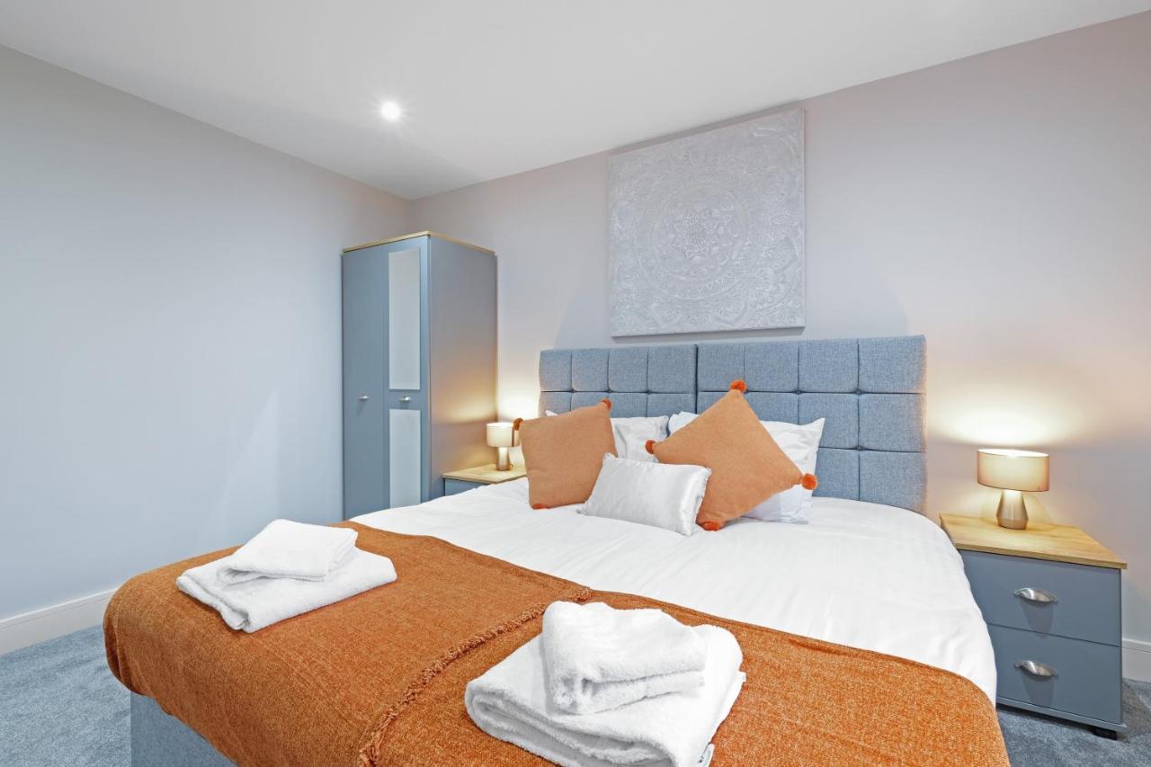 Crown Place 2 & 3 Bedroom Luxury Apts With Parking In Shepperton By 360Stays ภายนอก รูปภาพ