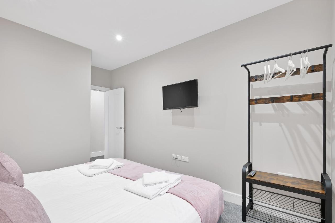 Crown Place 2 & 3 Bedroom Luxury Apts With Parking In Shepperton By 360Stays ภายนอก รูปภาพ