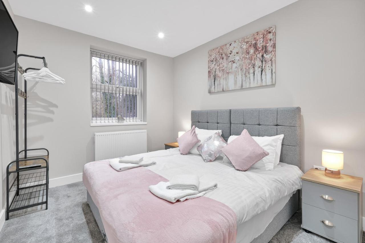 Crown Place 2 & 3 Bedroom Luxury Apts With Parking In Shepperton By 360Stays ภายนอก รูปภาพ
