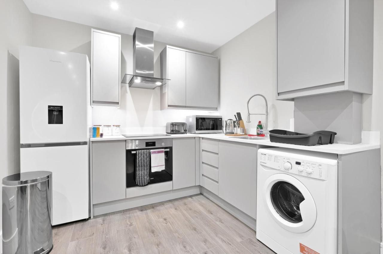 Crown Place 2 & 3 Bedroom Luxury Apts With Parking In Shepperton By 360Stays ภายนอก รูปภาพ