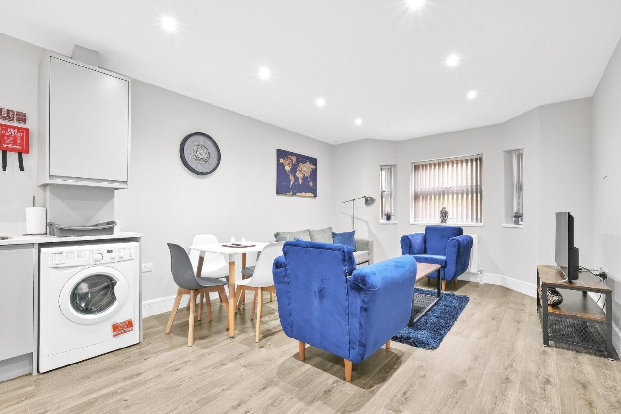 Crown Place 2 & 3 Bedroom Luxury Apts With Parking In Shepperton By 360Stays ภายนอก รูปภาพ