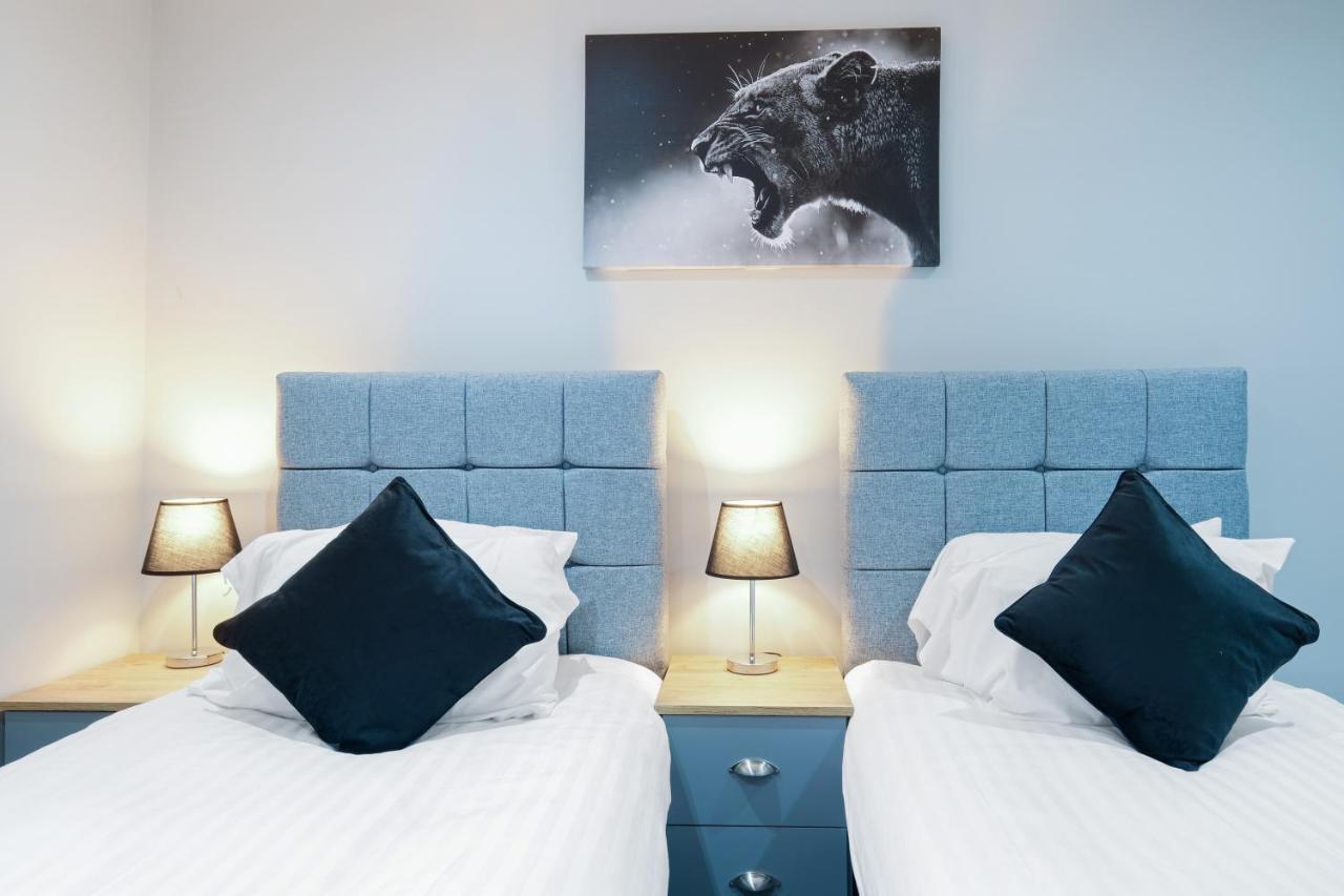 Crown Place 2 & 3 Bedroom Luxury Apts With Parking In Shepperton By 360Stays ภายนอก รูปภาพ