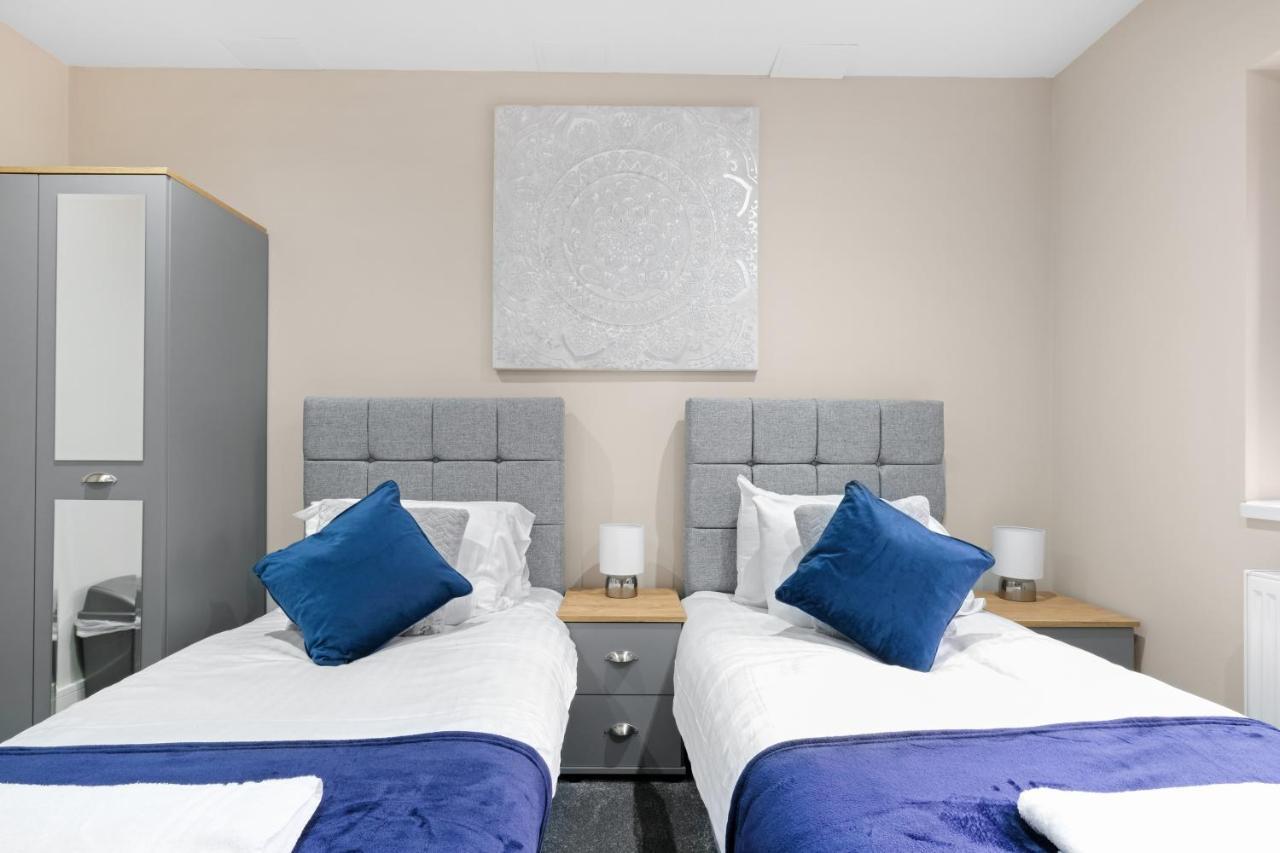 Crown Place 2 & 3 Bedroom Luxury Apts With Parking In Shepperton By 360Stays ภายนอก รูปภาพ