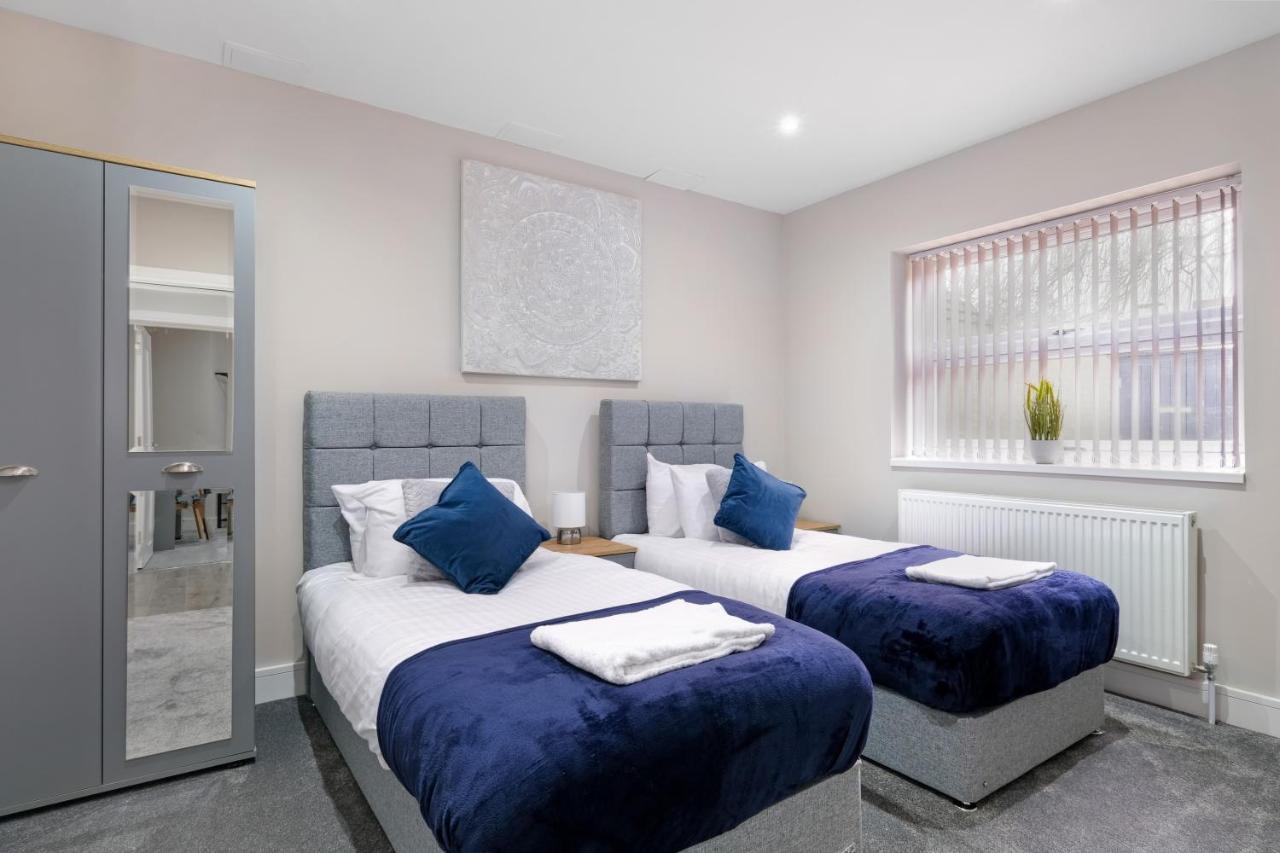 Crown Place 2 & 3 Bedroom Luxury Apts With Parking In Shepperton By 360Stays ภายนอก รูปภาพ