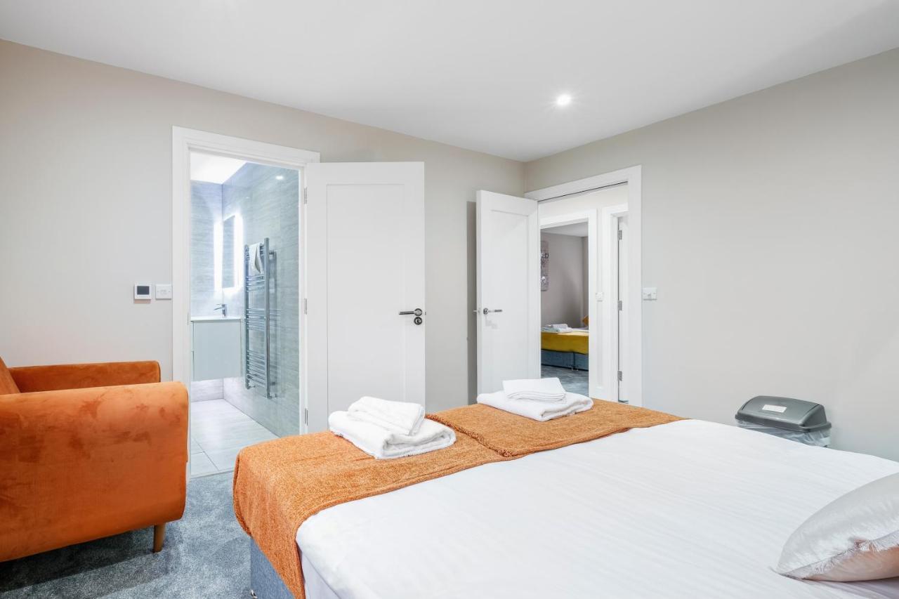 Crown Place 2 & 3 Bedroom Luxury Apts With Parking In Shepperton By 360Stays ภายนอก รูปภาพ