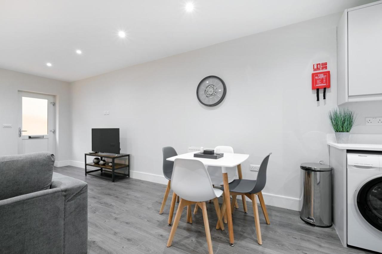 Crown Place 2 & 3 Bedroom Luxury Apts With Parking In Shepperton By 360Stays ภายนอก รูปภาพ
