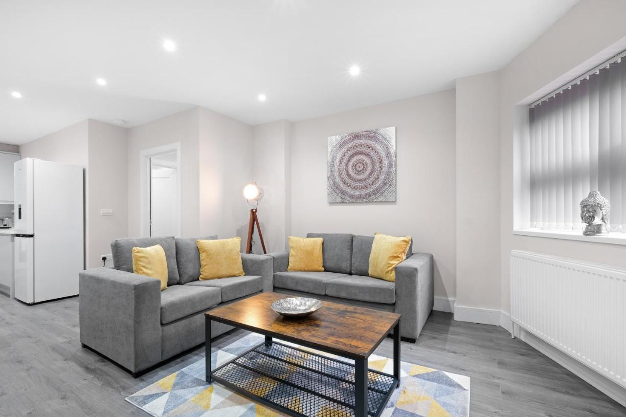 Crown Place 2 & 3 Bedroom Luxury Apts With Parking In Shepperton By 360Stays ภายนอก รูปภาพ