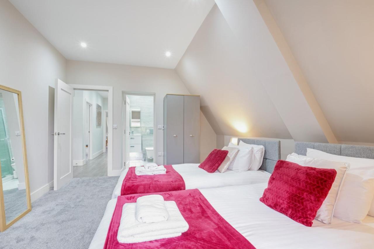 Crown Place 2 & 3 Bedroom Luxury Apts With Parking In Shepperton By 360Stays ภายนอก รูปภาพ
