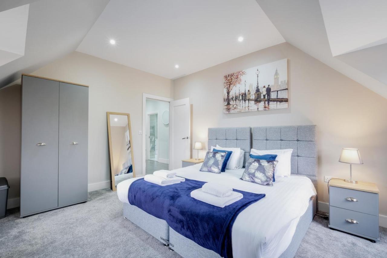Crown Place 2 & 3 Bedroom Luxury Apts With Parking In Shepperton By 360Stays ภายนอก รูปภาพ