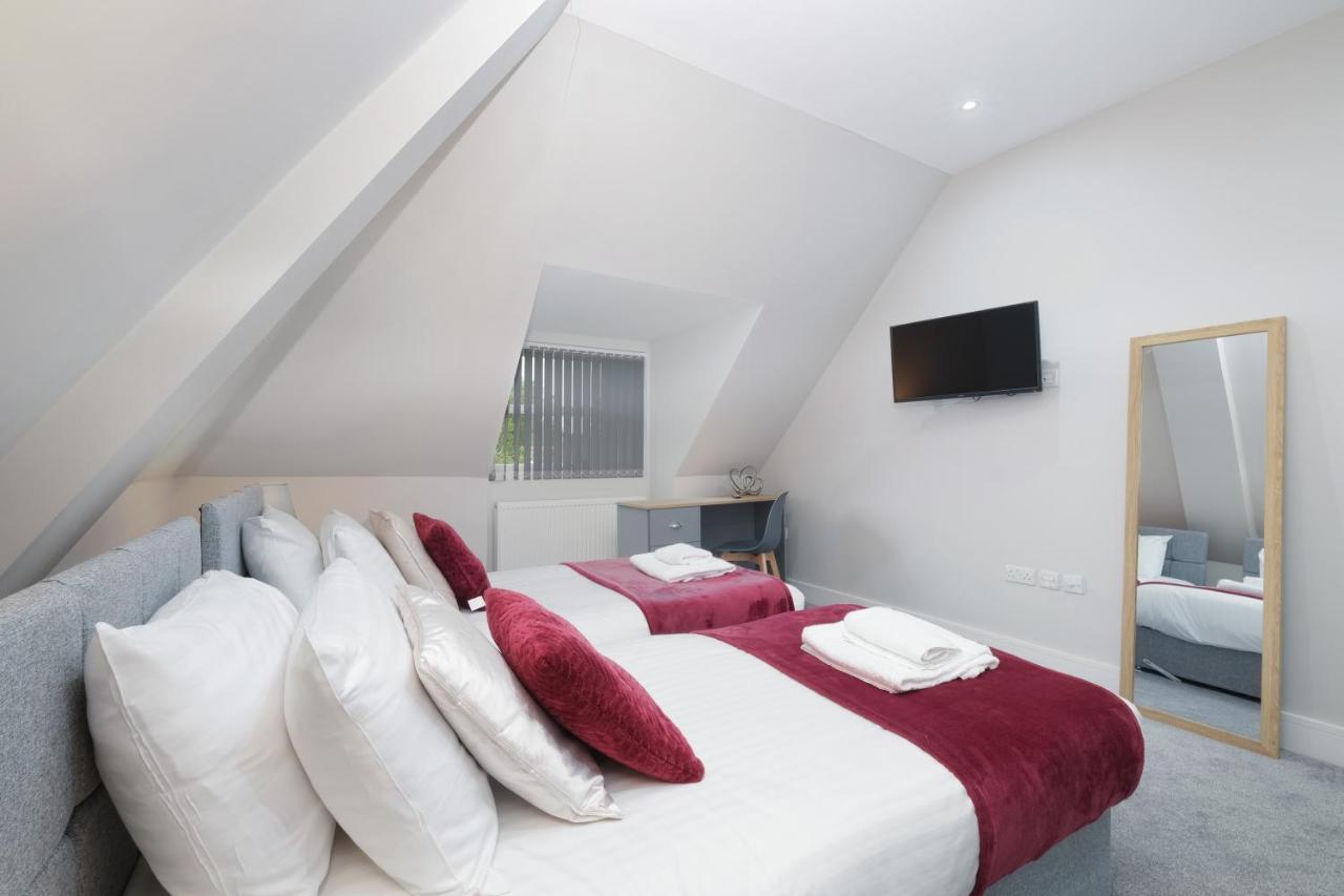 Crown Place 2 & 3 Bedroom Luxury Apts With Parking In Shepperton By 360Stays ภายนอก รูปภาพ