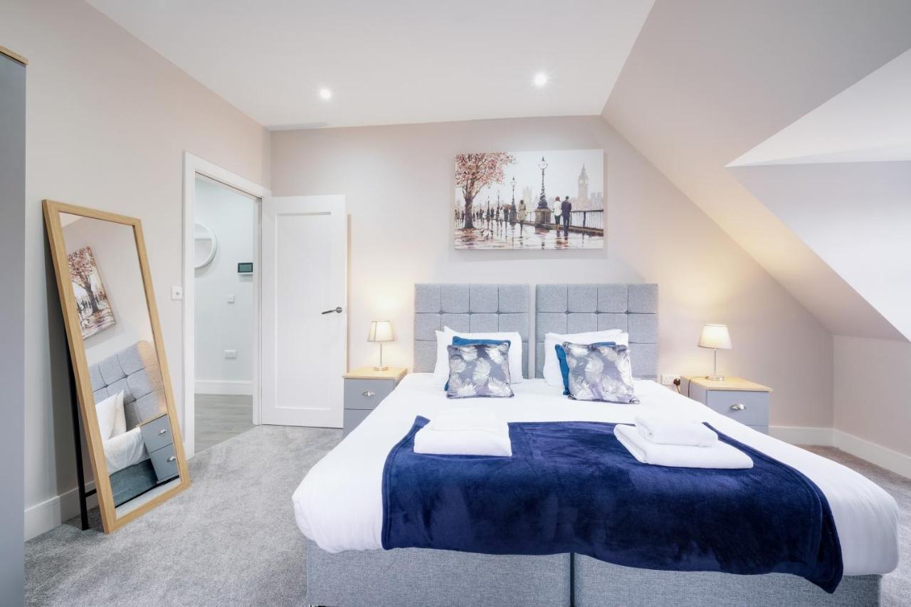 Crown Place 2 & 3 Bedroom Luxury Apts With Parking In Shepperton By 360Stays ภายนอก รูปภาพ