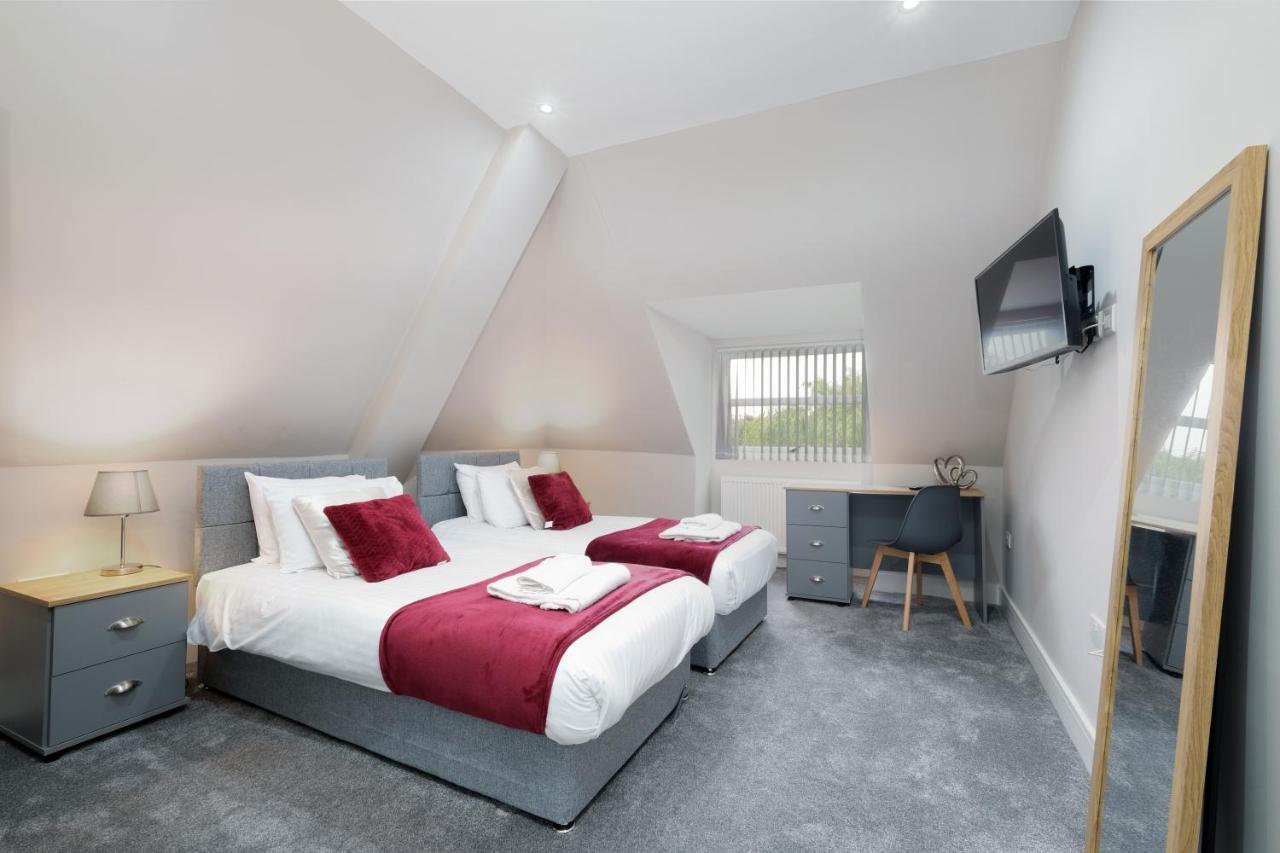 Crown Place 2 & 3 Bedroom Luxury Apts With Parking In Shepperton By 360Stays ภายนอก รูปภาพ