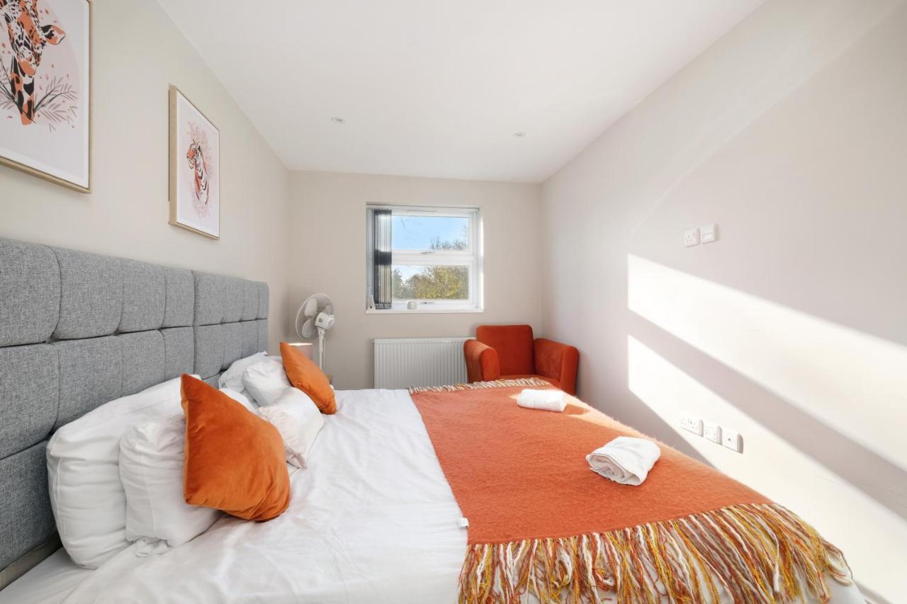 Crown Place 2 & 3 Bedroom Luxury Apts With Parking In Shepperton By 360Stays ภายนอก รูปภาพ