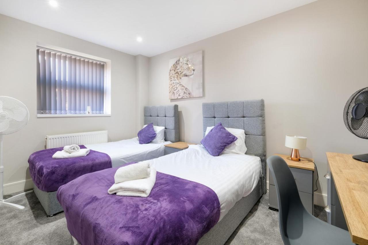Crown Place 2 & 3 Bedroom Luxury Apts With Parking In Shepperton By 360Stays ภายนอก รูปภาพ