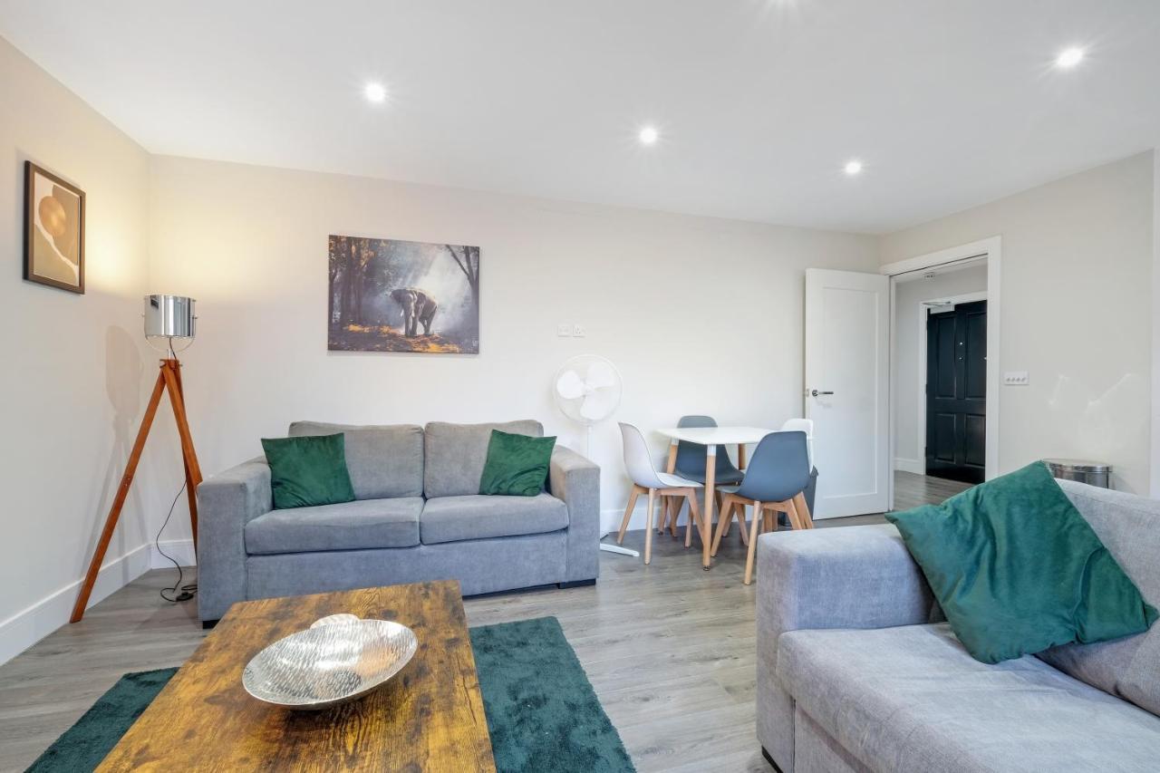 Crown Place 2 & 3 Bedroom Luxury Apts With Parking In Shepperton By 360Stays ภายนอก รูปภาพ