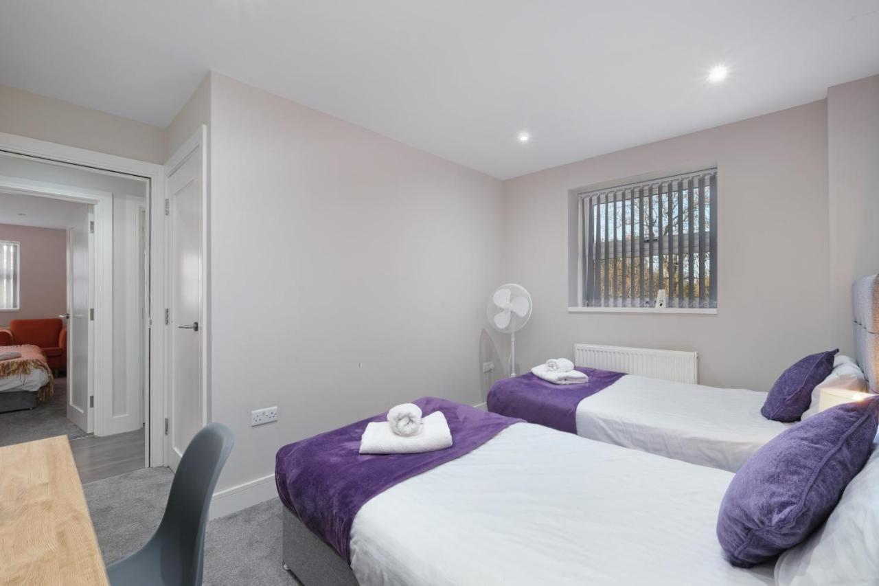 Crown Place 2 & 3 Bedroom Luxury Apts With Parking In Shepperton By 360Stays ภายนอก รูปภาพ