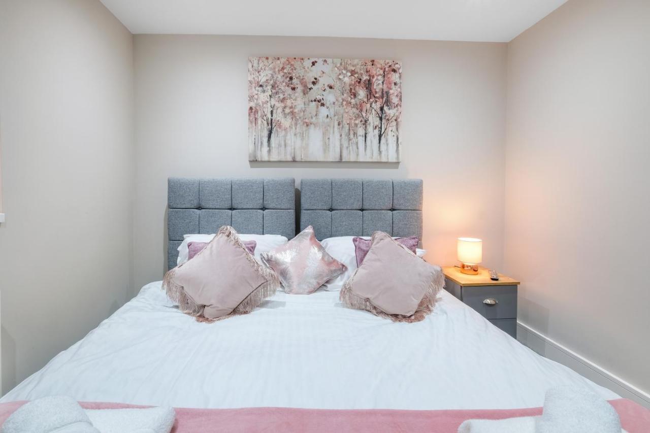 Crown Place 2 & 3 Bedroom Luxury Apts With Parking In Shepperton By 360Stays ภายนอก รูปภาพ