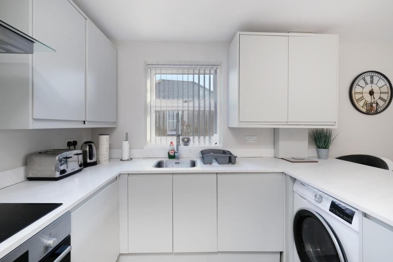 Crown Place 2 & 3 Bedroom Luxury Apts With Parking In Shepperton By 360Stays ภายนอก รูปภาพ