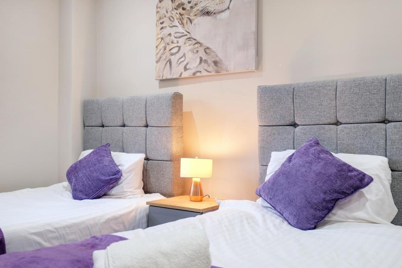 Crown Place 2 & 3 Bedroom Luxury Apts With Parking In Shepperton By 360Stays ภายนอก รูปภาพ